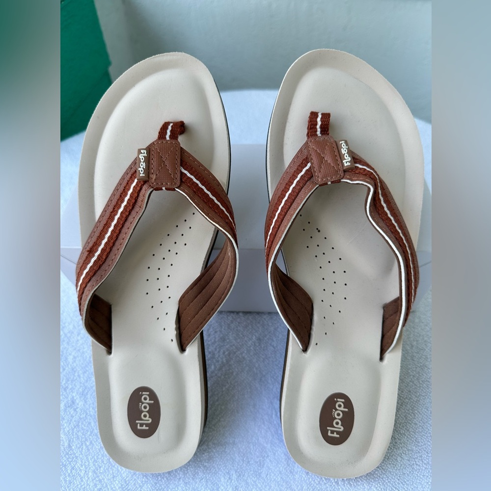 Floopi Zoey NWOT Sandals Thongs Size 11 Flip Flop Brown Tan